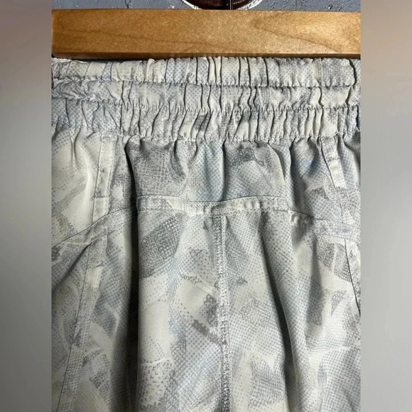 Lululemon Tracker Short V *4" Jasmine White. Size 2 - Picture 7 of 8